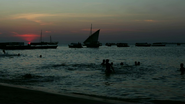 非洲桑给巴尔石城海滩上的日落视频素材