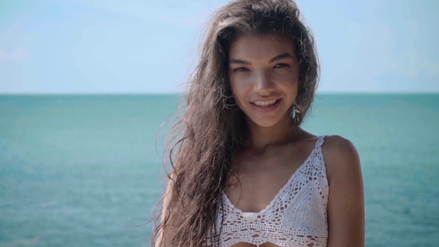 年轻美丽的女孩肖像附近的游泳池，看海洋，放松和有乐趣的假期。视频素材
