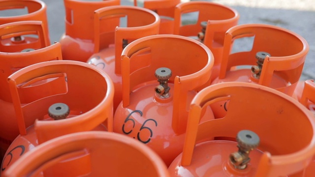 橙色的液化石油气坦克视频下载