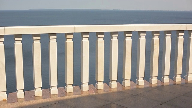 列。栏杆与柱的元素。用滑块拍摄。映衬着蓝天的柱子。列的白色。桥上的栏杆。视频素材