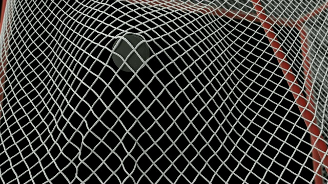 冰球飞进球门网在黑色背景和绿色屏幕的慢动作。近距离目标的时刻。美丽的3d动画与阿尔法蒙版。体育的概念。视频素材