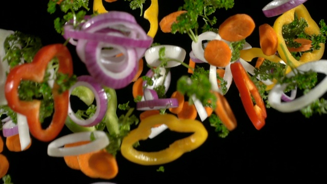切好的蔬菜一片片落下来，慢镜头视频素材