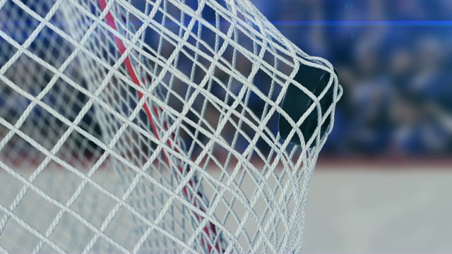 美丽的冰球飞进栅格在球场背景慢动作。冰球3d动画的目标时刻。体育的概念。视频素材