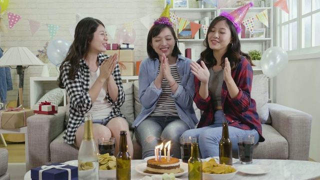 亚洲人一起欢唱生日歌视频素材