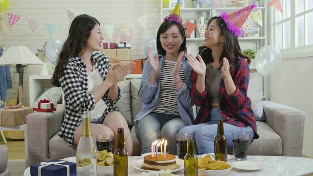 女士们高兴地唱着歌庆祝生日视频素材