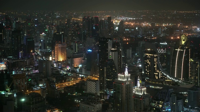 照亮夜晚的城市。商业中心和公司大楼，办公室和金融中心。大都市的建筑。城市的风格视频下载
