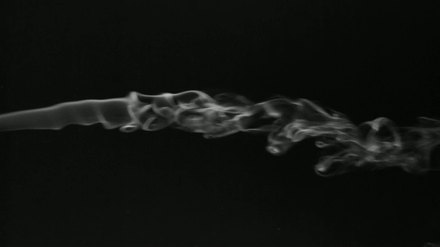 美丽的白烟在黑色的背景。视频素材
