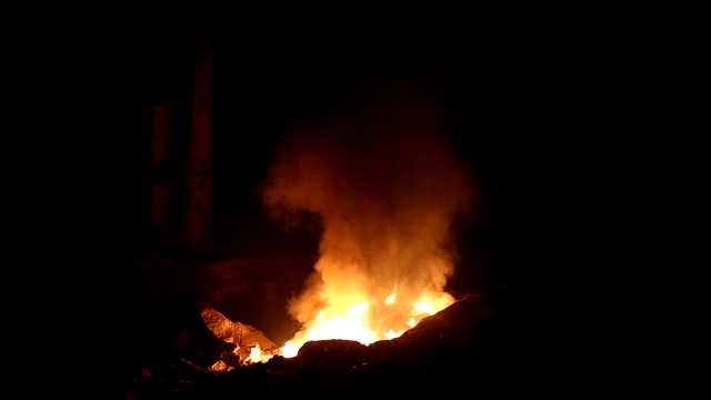 工厂失火了。被消防工业建筑烧毁视频素材