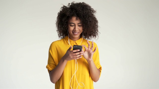 非裔美国女性在手机应用上听音乐视频素材