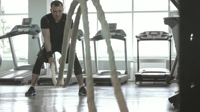 功能训练健身房里格斗绳人的慢动作视频下载