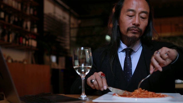 一个中国人在餐馆里吃饭视频下载