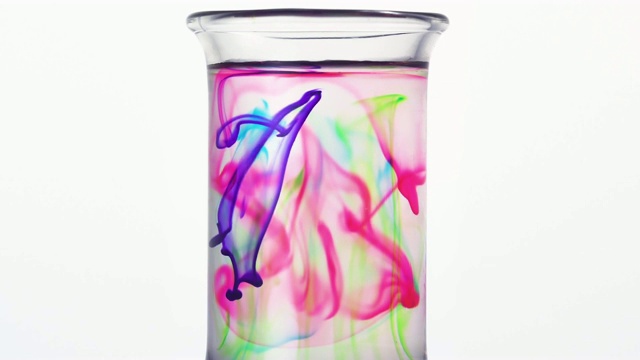 彩色墨水滴在科学玻璃器皿里视频素材