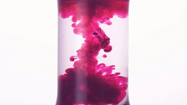 粉红色的墨水被注入了一个科学试管视频素材