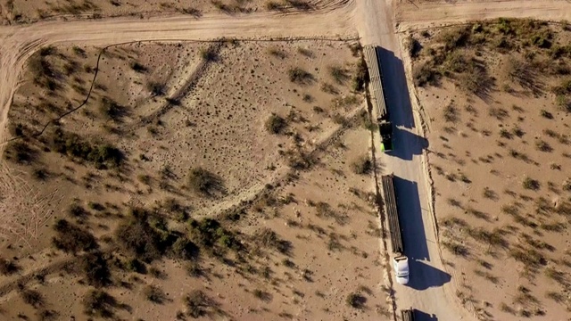 德克萨斯州南部特拉华盆地油田，油罐车在水力压裂钻井平台前排队视频下载
