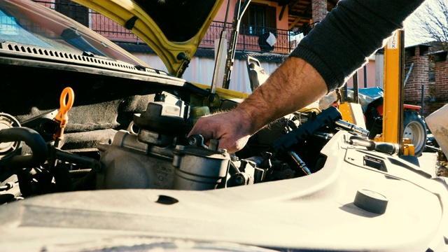 修理汽车引擎的技工视频素材