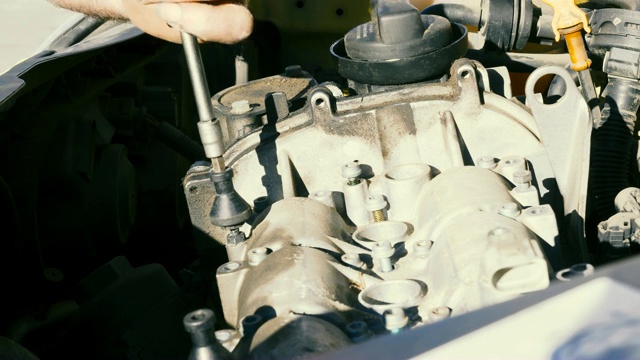 修理汽车引擎的技工视频素材