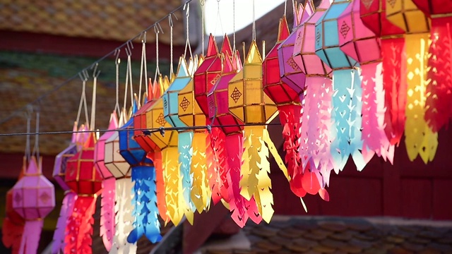 在泰国清迈的Loi Krathong (Yi Peng)节，用绳子将灯笼挂起来，以表达对美好事物的愿望或希望视频下载
