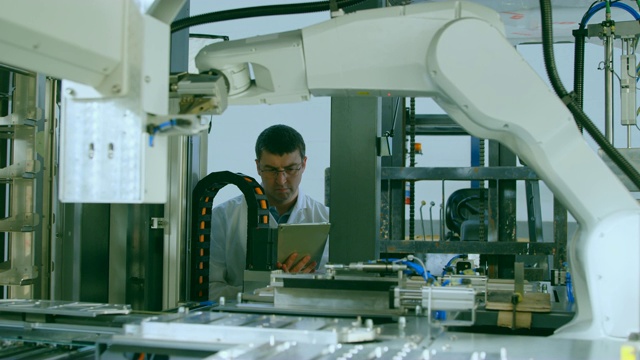 机器人工程师在4k仓库使用数字平板电脑视频素材