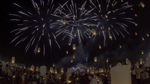 飘浮的灯笼和烟花，怡鹏节，Loy Kra thong在泰国清迈视频素材