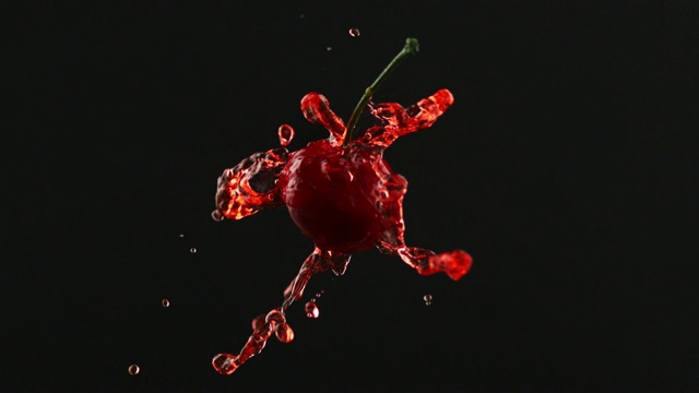 诱人的樱桃与樱桃汁碰撞。超级慢动作视频下载