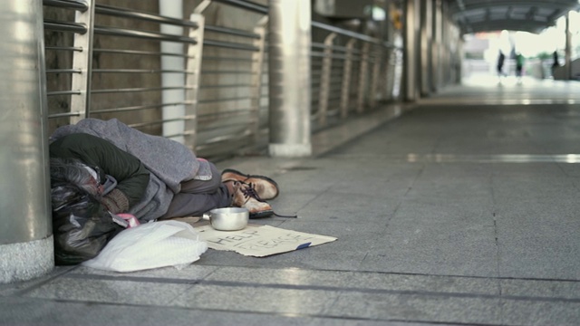 流浪汉睡在人行道上。视频下载