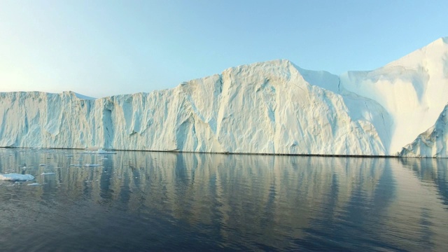北冰洋北极的大型冰川正在融化视频素材
