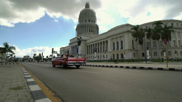 经典的1950年美国老式古巴敞篷出租车行驶在哈瓦那市的街道上，古巴视频下载