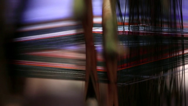 印度用于纺织的机器，用经纱和纬纱织布视频下载