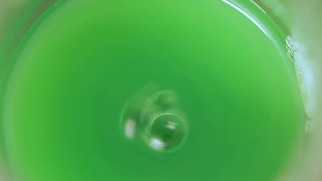 舍勒绿色液体溶液与硫酸铜和砷在烧杯中混合视频下载