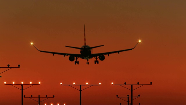 日落时分，一架飞机降落在美国洛杉矶视频素材
