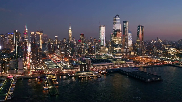 黄昏时分，无人机拍摄的纽约天际线视频素材