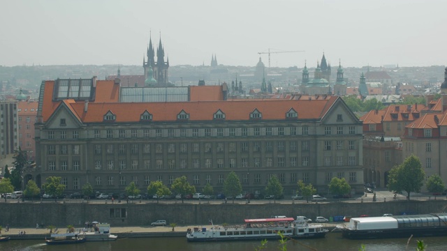 在春天阳光明媚的日子里，布拉格河边的古老传统建筑视频素材