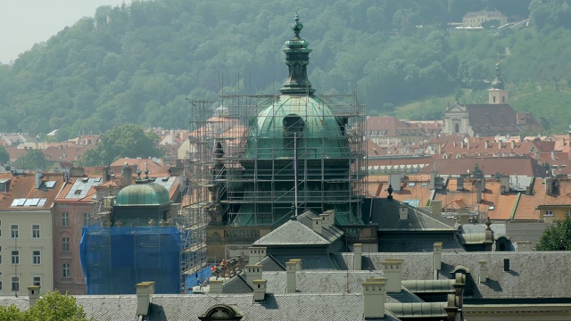 在阳光明媚的日子里重建的古代教堂的红屋顶和圆屋顶视频素材