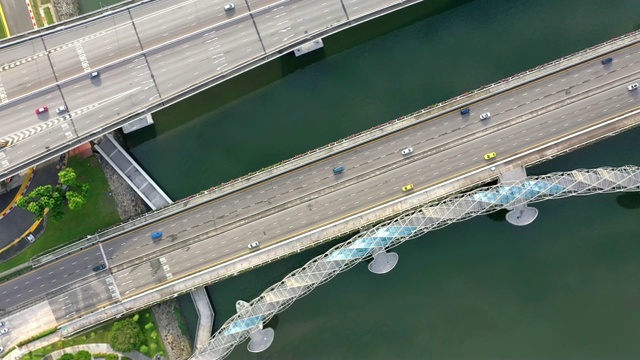 新加坡市中心桥上交通的鸟瞰图视频素材