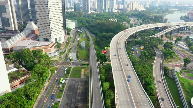新加坡市中心桥上交通的鸟瞰图视频素材