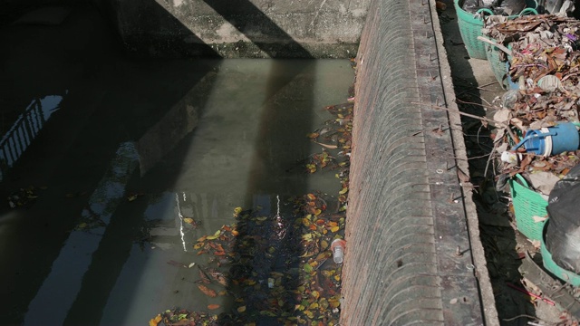 环境污染。曼谷运河的塑料瓶、塑料袋、垃圾、漂浮在水中的垃圾和污染。慢动作视频下载