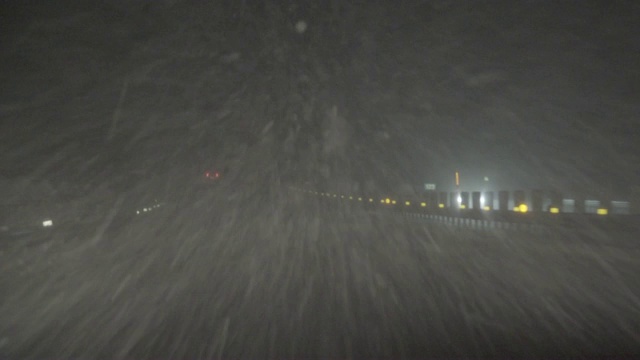 在日本，在雪中驾驶汽车。视频素材