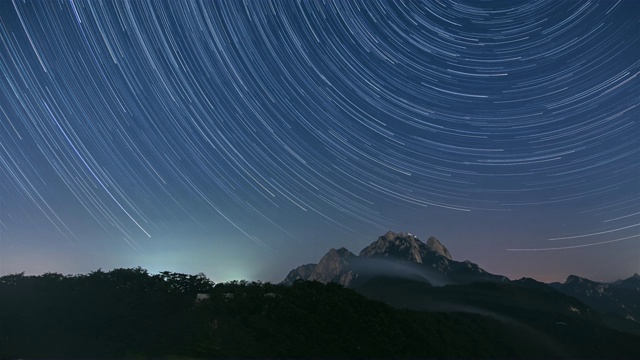 夜景的北韩国家公园与星径在首尔视频素材