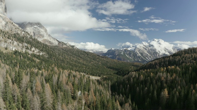 意大利Dolomites地区的Passo Falzarego山上秋色的航拍。视频素材