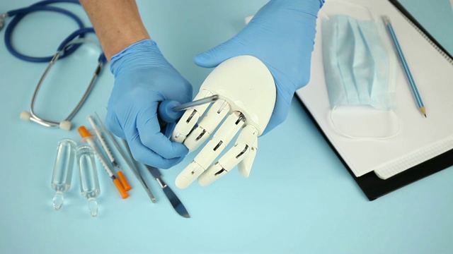人工智能假肢。医生握着电子手。视频下载