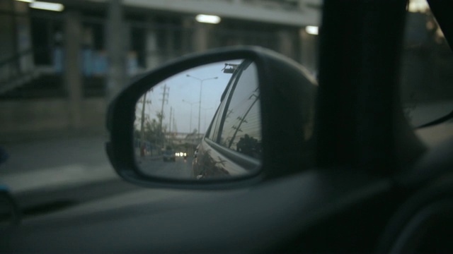 一辆超速汽车的侧视镜中的街道视频素材