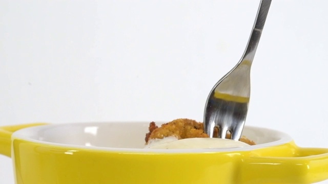 食物:煮熟的鸡块蘸酱视频素材