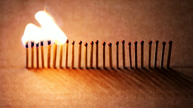 木制火柴火火焰纸盒背景高清镜头视频素材