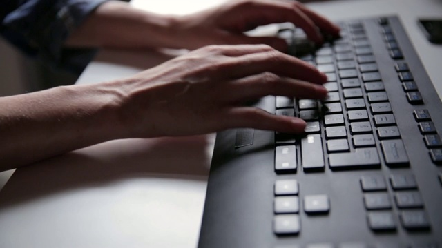 女人的手在电脑键盘上敲打。年轻的女商人，自由职业者视频素材