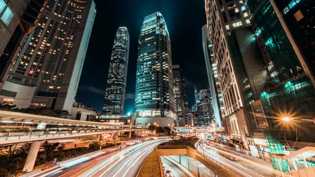 4K超高清延时拍摄香港城市商务区的夜景，交通信号灯和办公楼，缩小效果。视频素材