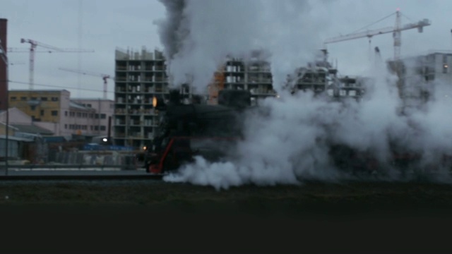 烟雾中蒸汽机车的剪影视频下载
