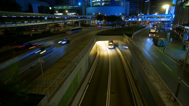 在市中心繁忙的交通中，城市景观在晚上的时间流逝。视频素材