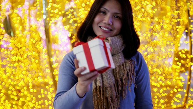 女人手拿礼盒庆祝圣诞节和新年晚会，慢镜头视频素材