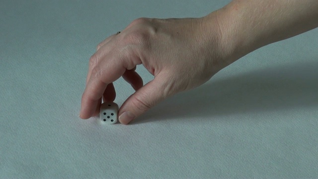6个6和1个白骨骰子棋盘游戏。选择赌场视频素材