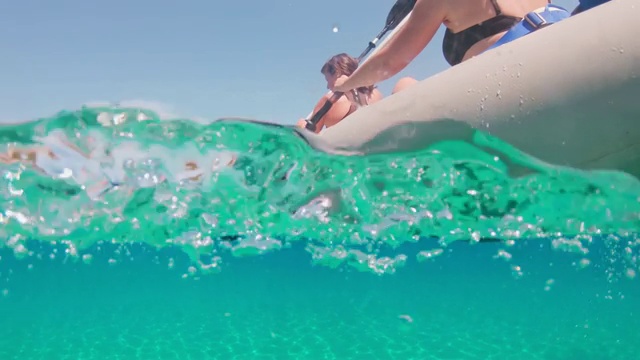 克罗地亚佩列沙茨，母女俩在阳光明媚的蓝色海洋上划皮艇视频素材